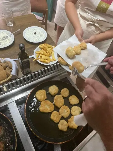 Κέντρο Κρητικής Γαστρονομίας, Ανακαλύψτε την κρητική κουζίνα στο Κέντρο Γαστρονομίας στην Αργυρούπολη Ρεθύμνου. Προσφέρουμε μαθήματα μαγειρικής, γευσιγνωσίες ελαιολάδου και βιωματικές δράσεις για παιδιά!